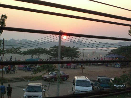 Blick aus meinem Zimmer auf den Sonnenuntergang ueber dem Mekong.