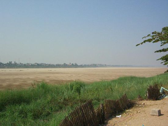 am Ufer des Mekongs ... nicht braunes Wasser, sondern Sand ... (auf der anderen Seite des Flusses ist uebrigens Thailand)