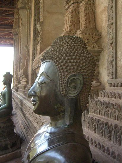 mehr Statuen im Wat Si Saket