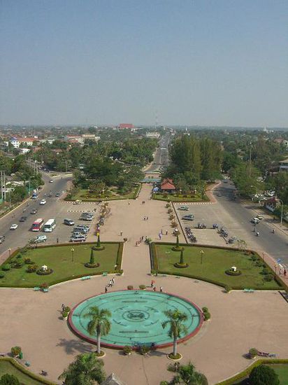 Aussicht von Patuxay auf den dem Mekong abgewandten Teil der Stadt