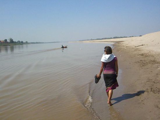 links Thailand, mitte Mekong, rechts Minoi und Laos ...