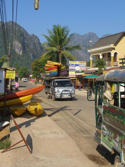 mit Kayaks be-(ueber?)ladene TukTuks