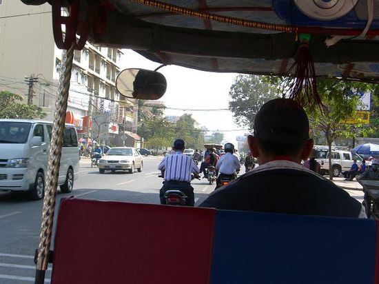 ein Blick aus dem TukTuk, wie alle faehrt auch dieser als wuerde er im staerksten Fahrzeug auf der Strasse sitzen ...