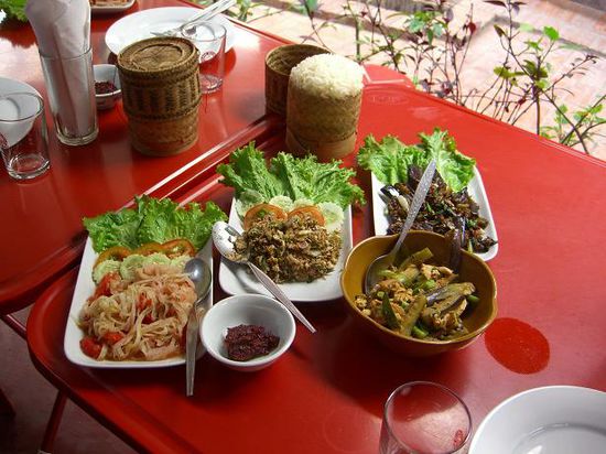 von links nach rechts: Papaya Salad (spicy !!), Chicken Laab, Eggplant with minced pork (faschierts schweinernes) - im Hintergrund Sticky Rice und im Vordergrund Chilipaste und Chicken Casserole ...