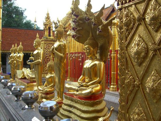Verschiedene Buddhastatuen fuer die verschiedenen Wochentage (mit Donationen-Boxes davor, die den ganzen Tag klingeln)