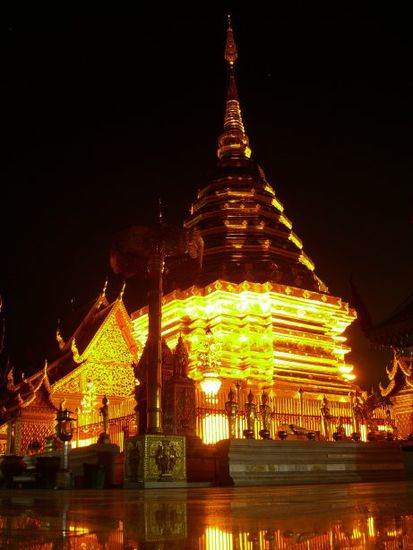 Nachts ist der Tempel leer und noch viel schoener und mystischer als untertags.