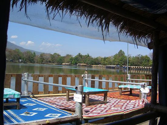 Ausblick aus einem der vielen Restaurants am See