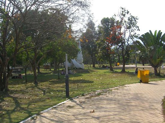 Matte ausgeborgt, Platz gefunden ... und hier gibts sogar Public Trashcans ... selten in Thailand