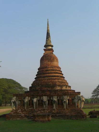 Einer der ersten Tempel am Weg - der Chedi von Elefanten getragen (Elefant auf Thai heisst uebrigens "Chang" - deshalb auch die Elefanten am Chang-Bier ...)