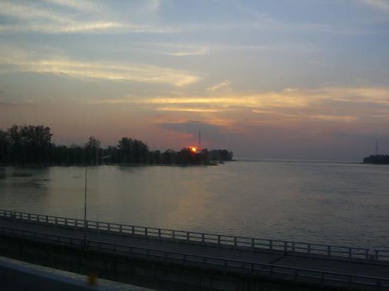 Bei Sonnenuntergang ueberquert der Bus grade die Bruecke zwischen Festland und Phuket (der groessten Insel Thailands)