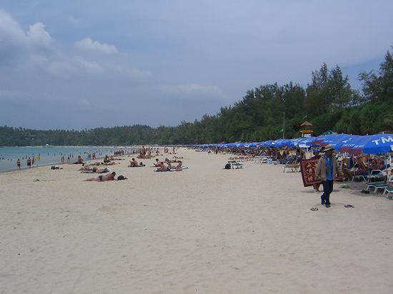 Menschen, soweit das Auge reicht ... und weisser Sand, tuerkises Meer, 30 Grad ...