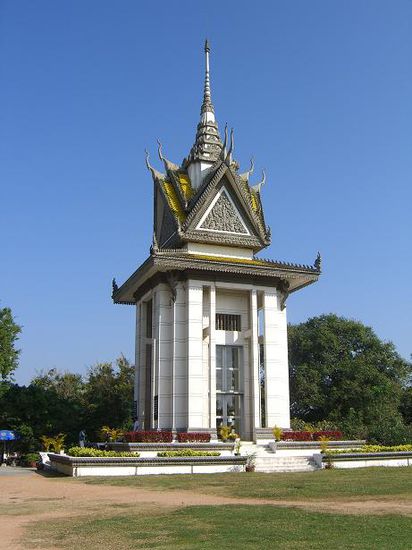 Das Monument, bis oben mit Gebeinen gefuellt.