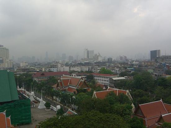 Ein Blick ueber Bangkok - Tempel, alte Huetten und moderne Hochhaeuser ...