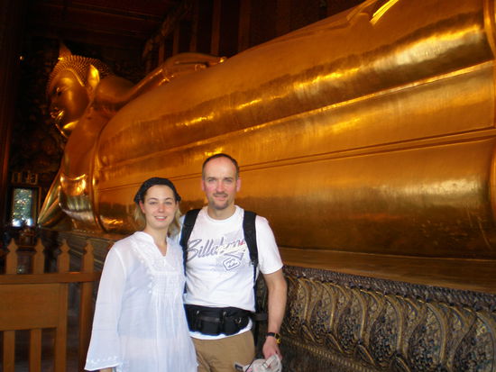 Anna und Volli im Wat Pho vor dem beruehmten liegenden Budda.