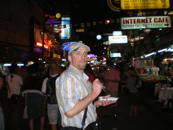 Volli beim schlemmen in der Khaosan Road.