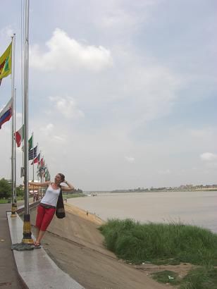 posing unter Flaggen, rechts der Tonle Sap