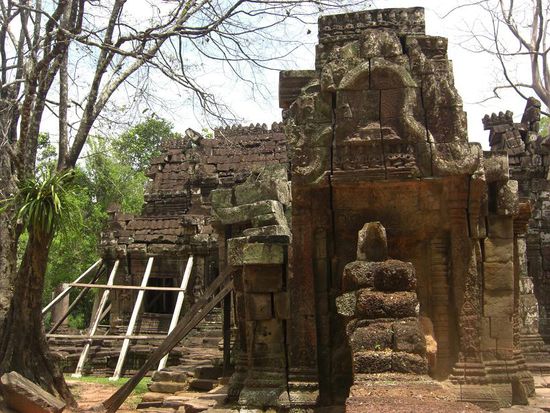 recht schief und muss gestuetzt werden...