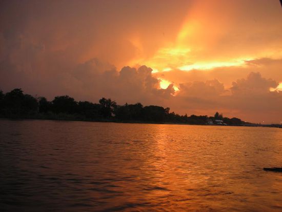 Unser Ausblick vom schwimmenden Balkon (rechts die Bruecke am Kwai)