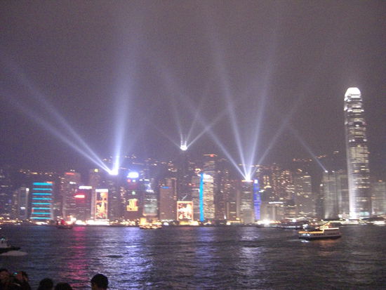 Spektakulaere Lichtshow am Hafen