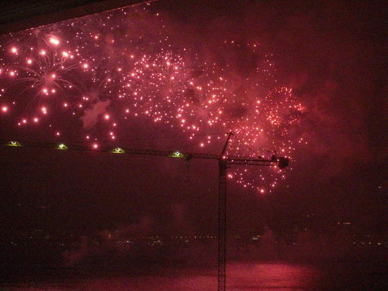 Neujahrsfeuerwerk ueber dem Hafen von Wai Chan