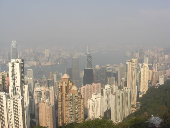 Blick vom Peak - vorne HK Island auf der anderen Seite Kowloon