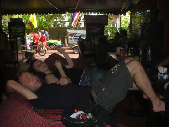 Arne, der Luemmelfreund und Marion auf den tollsten Liegen von Bangkok