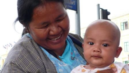 Thaifrau mit ihrem Baby