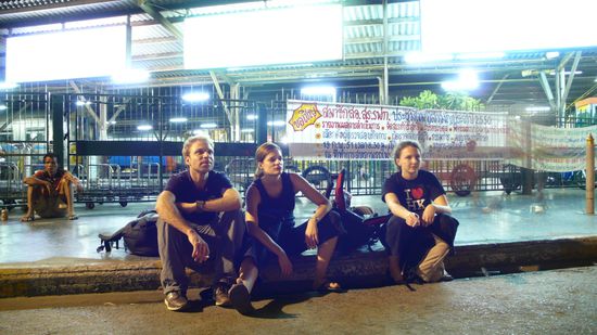 Vorm Bahnhof wartend auf den Zug