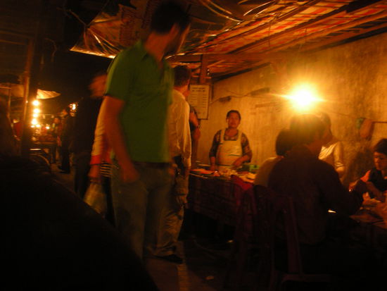 auf dem Markt beim Essen