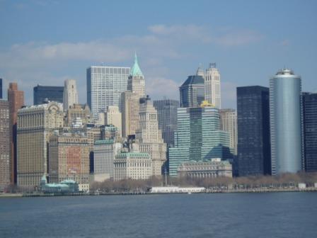 Blick von der Fähre auf die Skyline von Manhatten