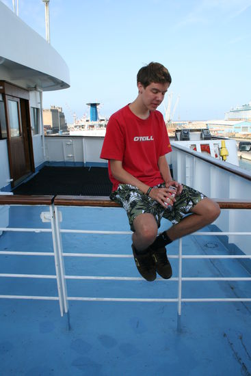 Marius auf der Fähre nach Bastia. Cola als Stärkung für das mühsame Anschieben. 