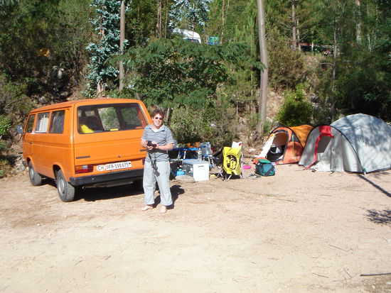 Der Platz am Fluss. Ich vor dem VW-Bus