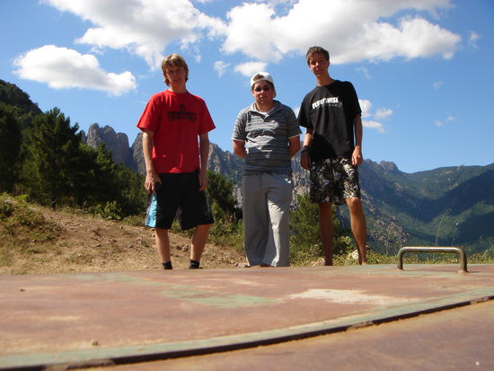 Wir drei auf einem der Pässe.
Col de Bavella.
Rechts ist Thomas und links Marius.