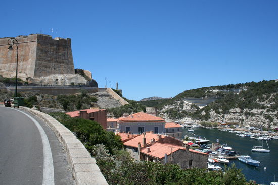 rechts sieht man noch ein Teil des Hafens.
oben links hinter den  Mauern befindet sich die Altstadt von Bonifacio