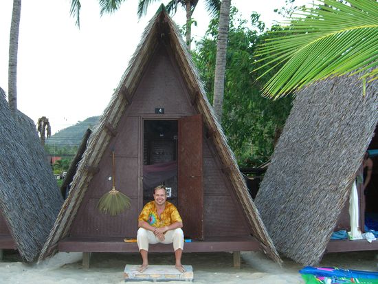 Darf ich mich vorstellen André im New´s Hut (300Baht/Nacht) für 3 Nächte eingebucht am LamaiBeach auf Ko Samui. Nach dem Aufstehen erstmal Füsse in den warmen Sand und Blick über den 27 Grad warmen Golf von Thailand genießen.