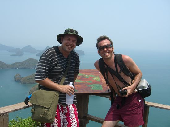 Ich habs geschafft und genieße einen sensationellen Blick über den Angthong Marine Park. So habe ich mir Thailamd auch vorgestellt und darf es genießen.