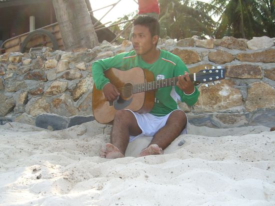 Thaisänger am Haad Rin Sunrise Beach auf Ko Phangan. Der Nachmittag mit vielen partybegeisterten Backpackern war einfach nur super lustig... Übrigens bin ich hier ganze 10 Tage geblieben, da ich hier eine Truppe von 8 Backpackern kennengelernt hatte und wir richtig Spass hatten, meine Leber dann wohl etwas weniger grins...