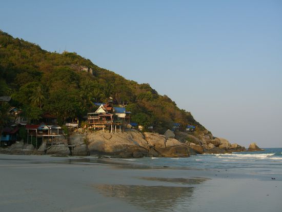 Haad Rin: In den "Serenety Hills" habe ich gewohnt. Mein Bungalow war das vierte von rechts mit blauem Dach. Genial oder?