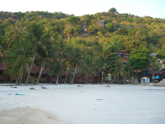 Haad Rin mein Traumstrand: Tagsüber richtig chillig mit jeder Menge interessanter Menschen; in der Nacht eine Partyoase mit Spassgarantie.