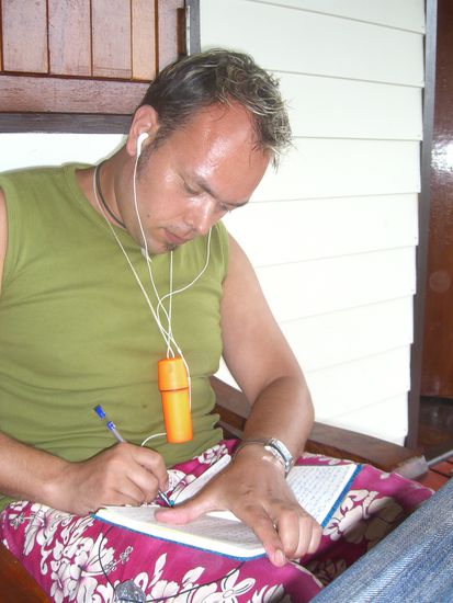 Ich beim Reisetagebuch schreiben.