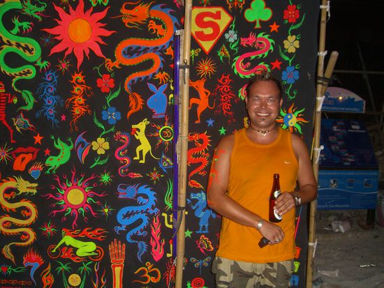 Habe mir zur Feierlichkeit einen Gecko auf den Oberarm mit Leuchtfarbe draufmalen lassen. Mit dieser Kriegsbemalung kann die Party losgehn.