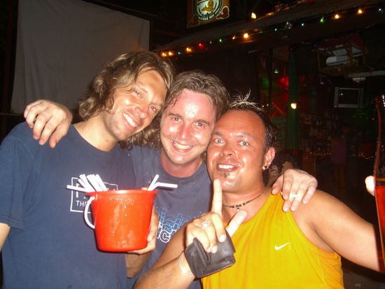 Canada, England und ich. Und wie Ihr wieder sehen könnt: die Buckets(Cola,RedBull und Wodka) sind integraler Bestandteil...