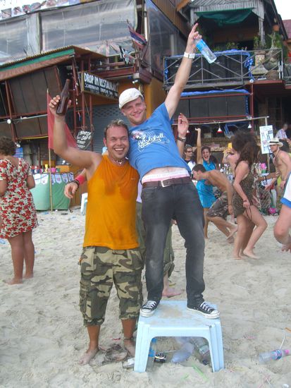 Und schon war es wieder Tag und die Sonne brannte hernieder. Die Niederlande lässt grüssen. An ein Ende der Party war noch nicht zu denken...