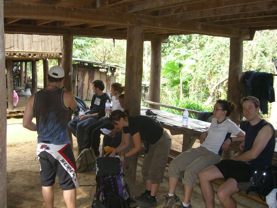 Meine Trekinggruppe beim Rasten im zweiten Bergdorf.