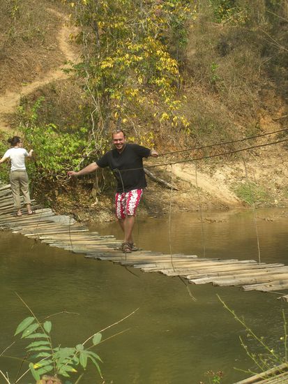 Auf einer typischen Hängebrücke mitten im Dschungel.