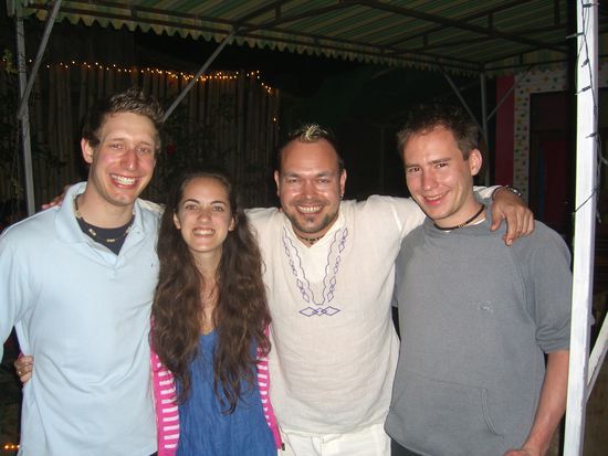 Am Abend in einer Bar in Pai mit Lagerfeuer. Fabian und Florian aus Bayern sowie Tamara aus Israel.