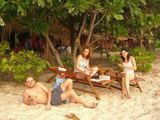 Meine slowenischen Nachbarn in der Bungalowanlage (Bungalows im Hintergrund) habe die drei auf der Bootsfahrt von Ranong nach Payam kennengelernt.