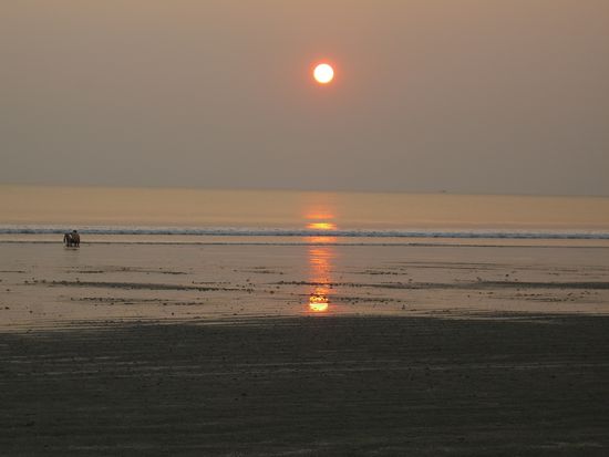 Ein Sonnenuntergang über der Andamanensee am Ao Yai auf Ko Payam.