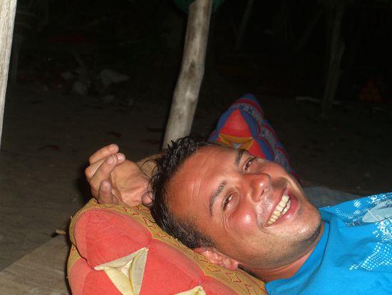 Andy ein Weltreisender aus Frankfurt beim Chillen vor der Monkeybar am Strand von Ko Lanta.