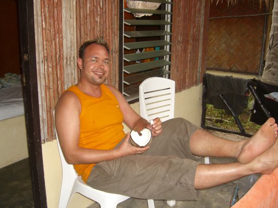 Vorm Bungalow, wir haben eine Kokusnuss geschlachtet, die am Vortag vor unserem Bungalow heruntergeweht wurde.